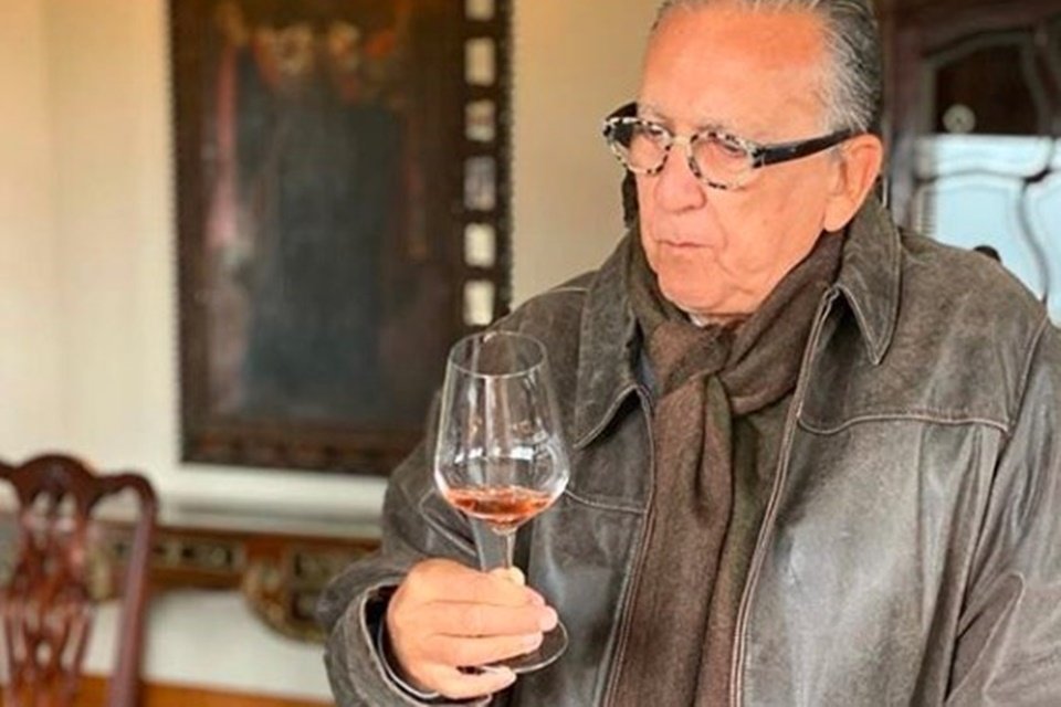 Galvão Bueno bebe vinho