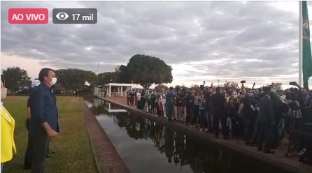 Bolsonaro na portaria do Alvorada