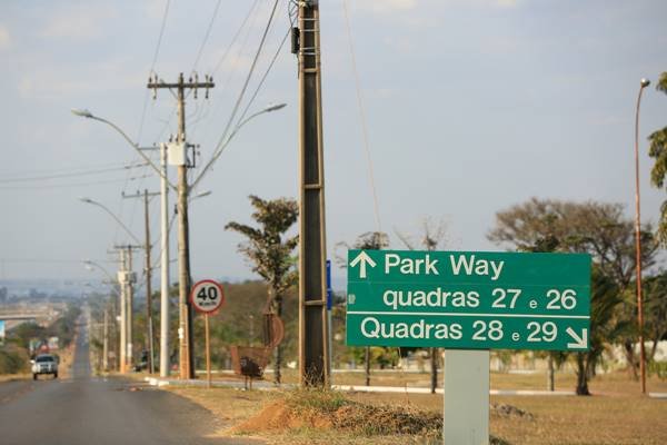placa com postes ao fundo