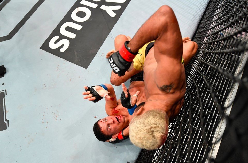 Deiveson Figueiredo arrasa Joseph Benavidez e é campeão do UFC