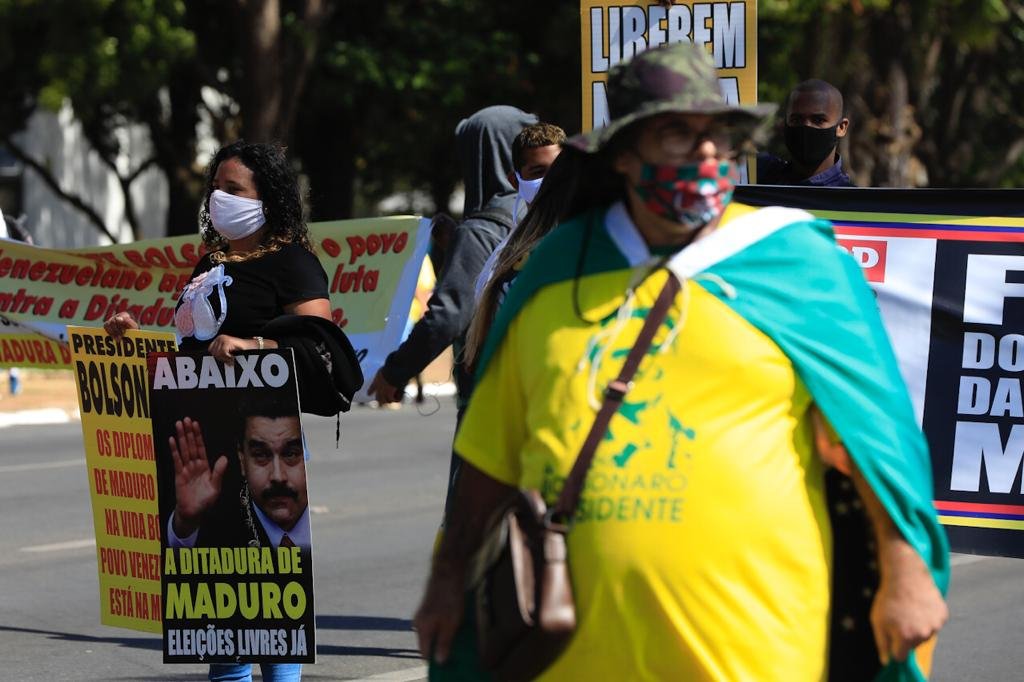 Manifestantes se reúnem na Esplanada em ato de apoio a Bolsonaro (19/07/2020)