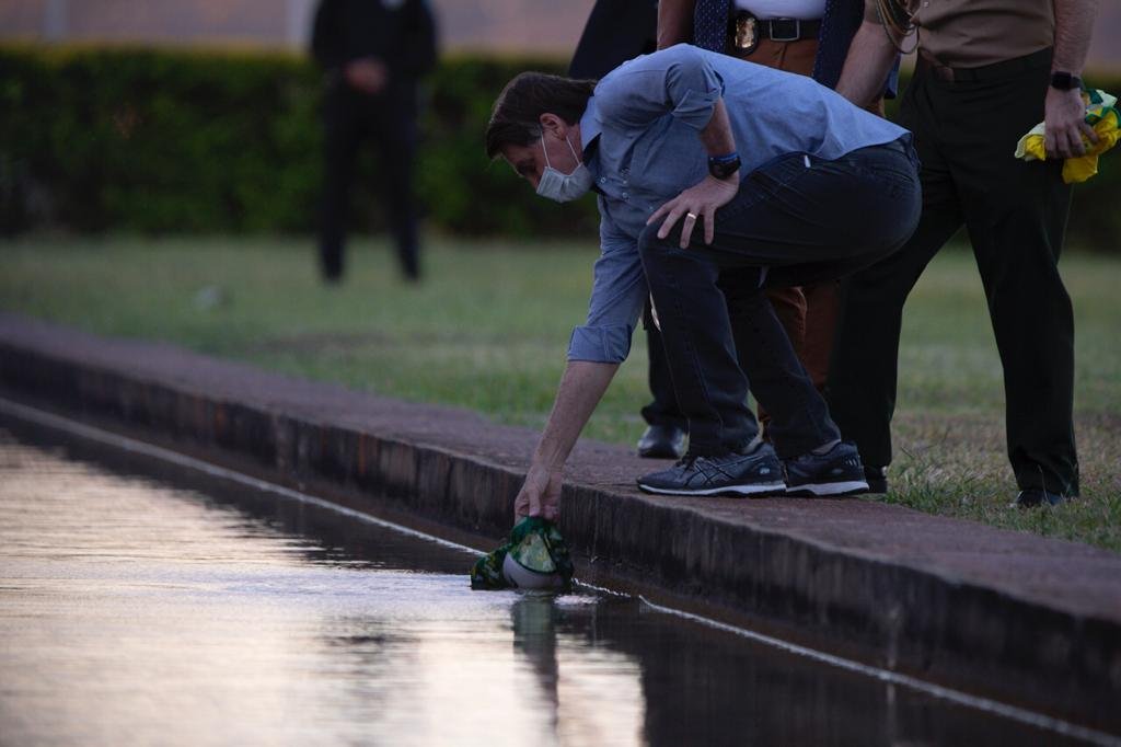Bolsonaro na portaria do Alvorada