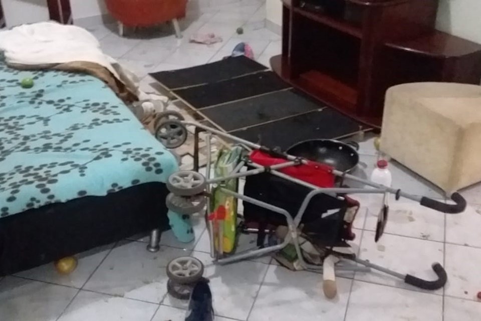 Objetos espalhados em residência