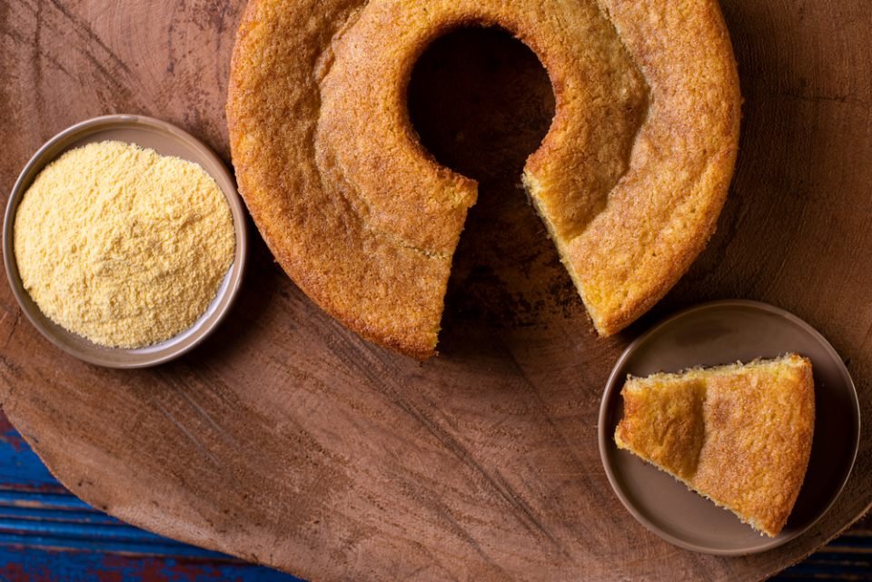 8 formas de fazer um bolo de milho simples e delicioso