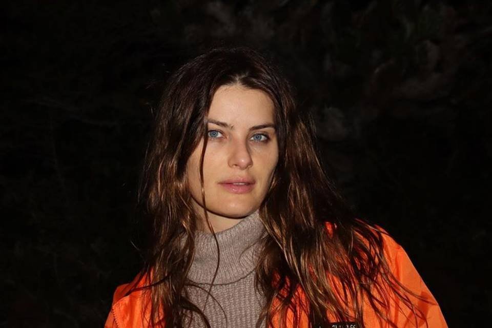 Isabeli Fontana no escuro