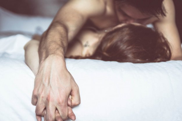 Casal em cima da cama