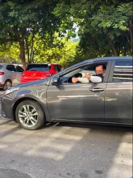 homem em carro