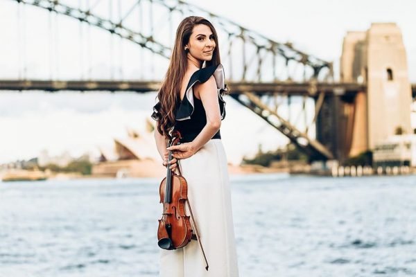 Violinista precisa de seguidores na web para conseguir visto na Austrália