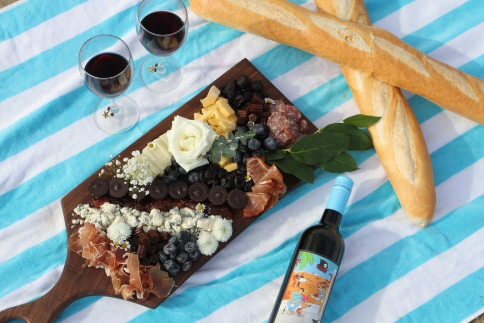 tábua de queijos e vinhos