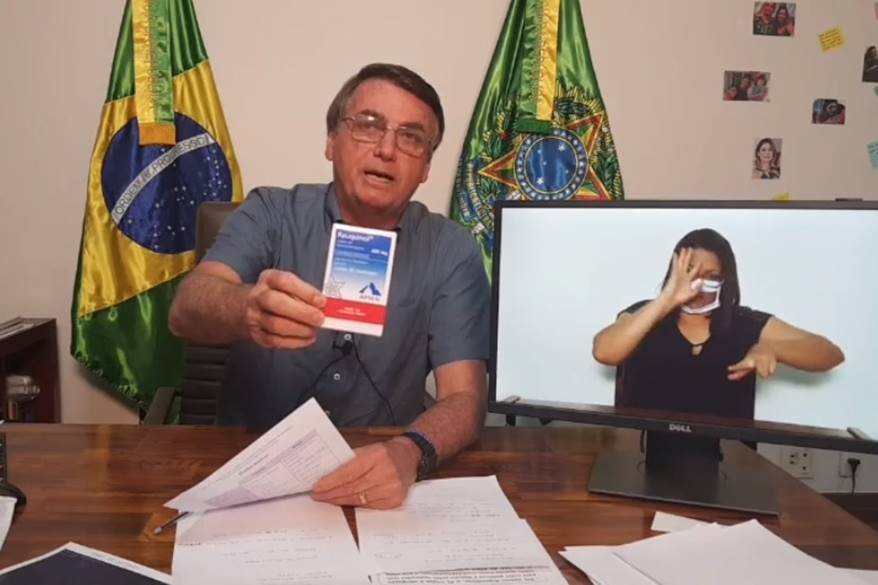 Bolsonaro exibe cloroquina na live