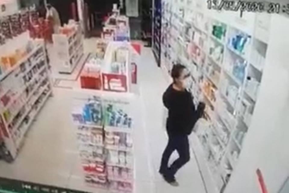 Mulher é filmada furtando produtos em drogaria