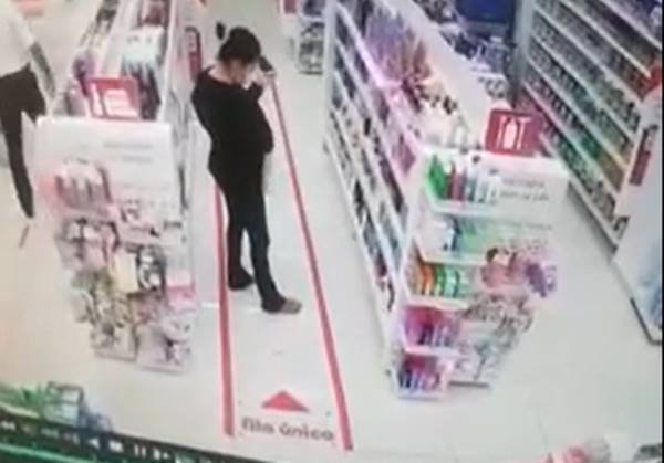 Mulher é filmada furtando produtos em drogaria