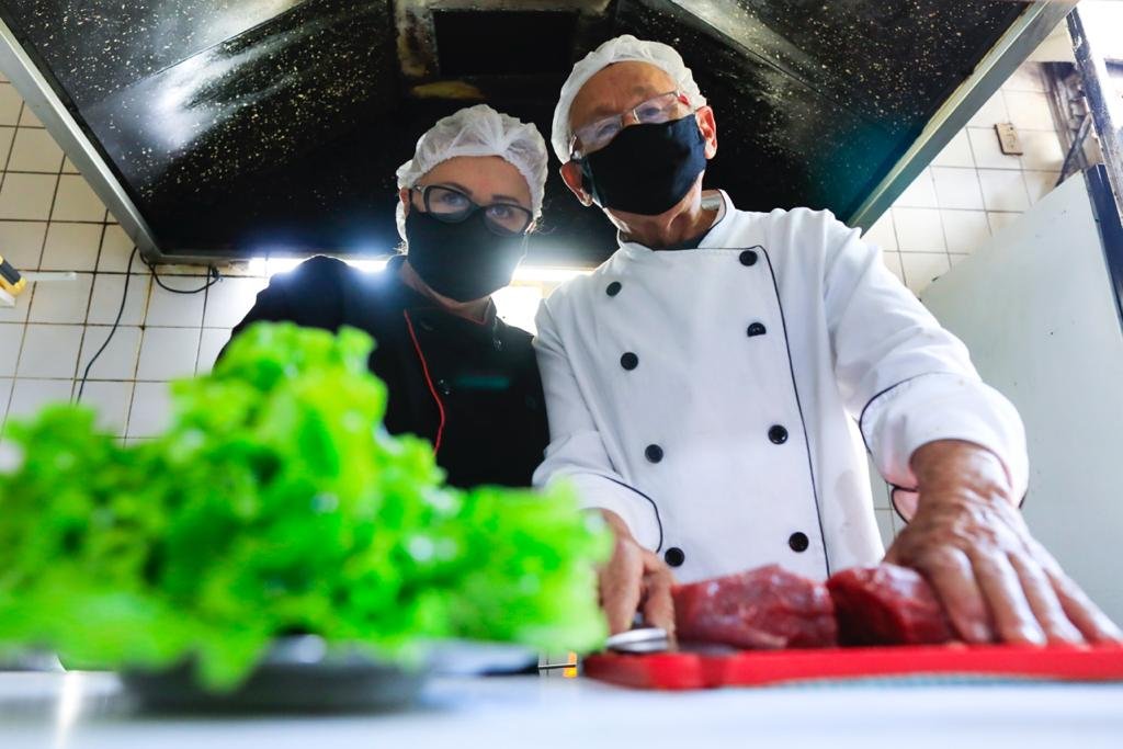 Severino e Maria das Graças Xavier, do restaurante La Chaumière, que passou a fazer entregas durante o fechamento do comércio