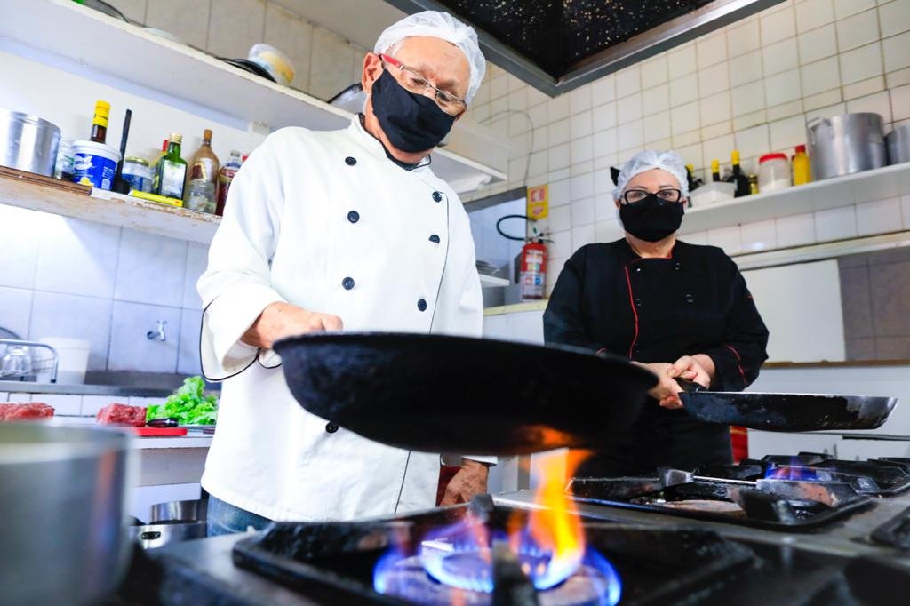 Severino e Maria das Graças Xavier, do restaurante La Chaumière, que passou a fazer entregas durante o fechamento do comércio