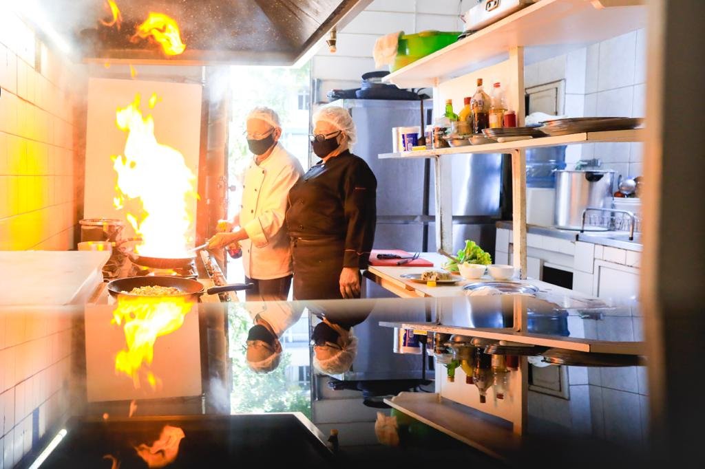 Severino e Maria das Graças Xavier, do restaurante La Chaumière, que passou a fazer entregas durante o fechamento do comércio