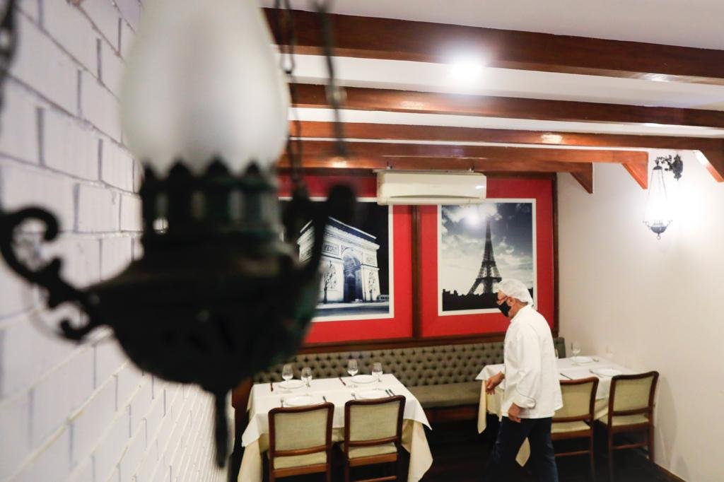 Severino e Maria das Graças Xavier, do restaurante La Chaumière, que passou a fazer entregas durante o fechamento do comércio