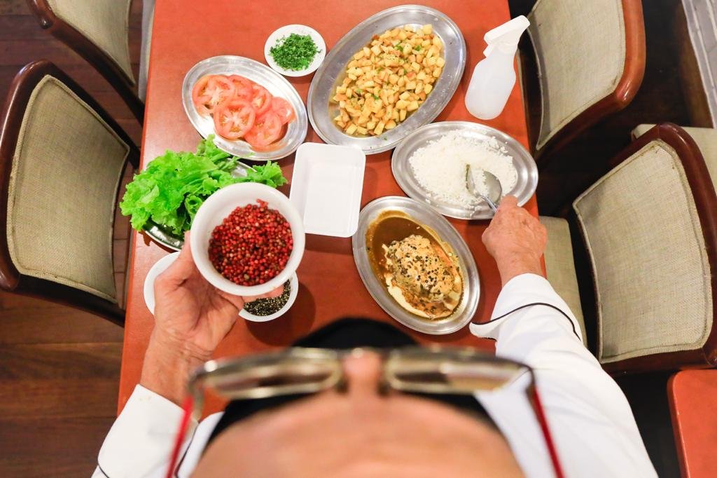 Severino e Maria das Graças Xavier, do restaurante La Chaumière, que passou a fazer entregas durante o fechamento do comércio