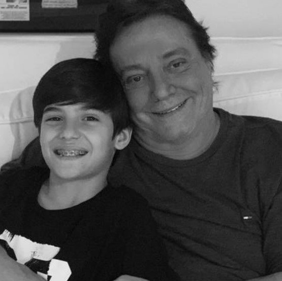Fabio Jr. e o filho sorrindo