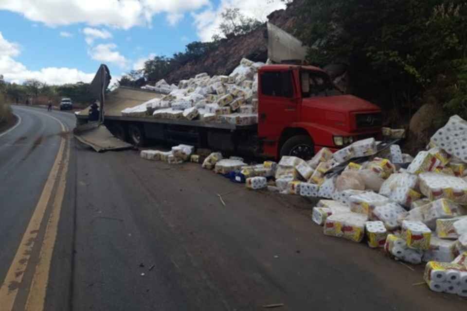 Homem é encontrado após tombamento de caminhão de papel higiênico
