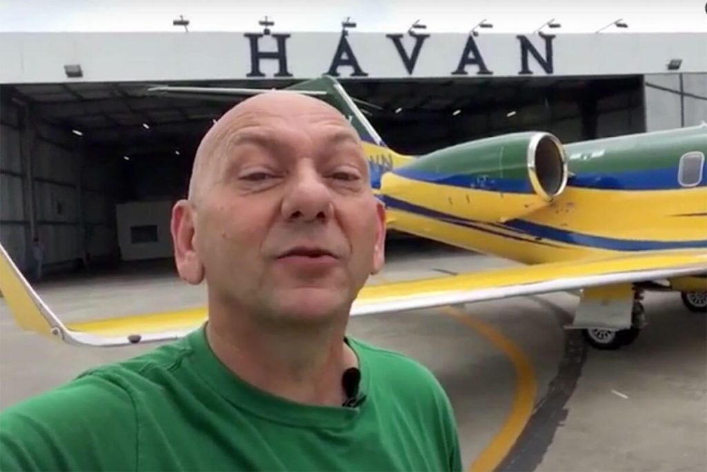 Homem faz selfie com avião ao fundo