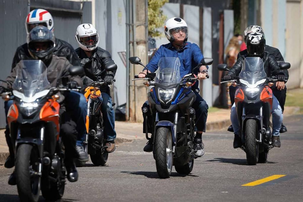 Entenda o que muda no Código de Trânsito após sanção de Bolsonaro - O Esportivo Bolsonaro sai de moto do Alvorada