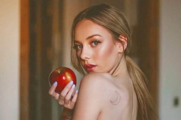 Ester Expsito A Carla De Elite Faz Topless E Incendeia As Redes Sociais