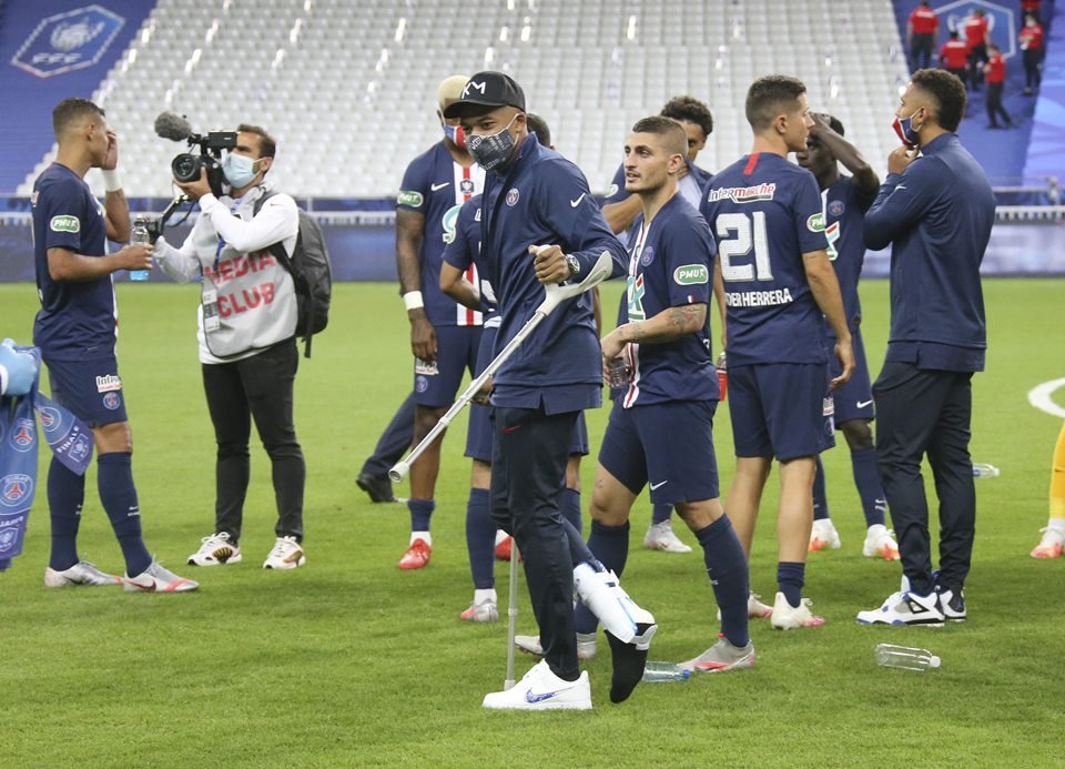 Mbappé de muletas
