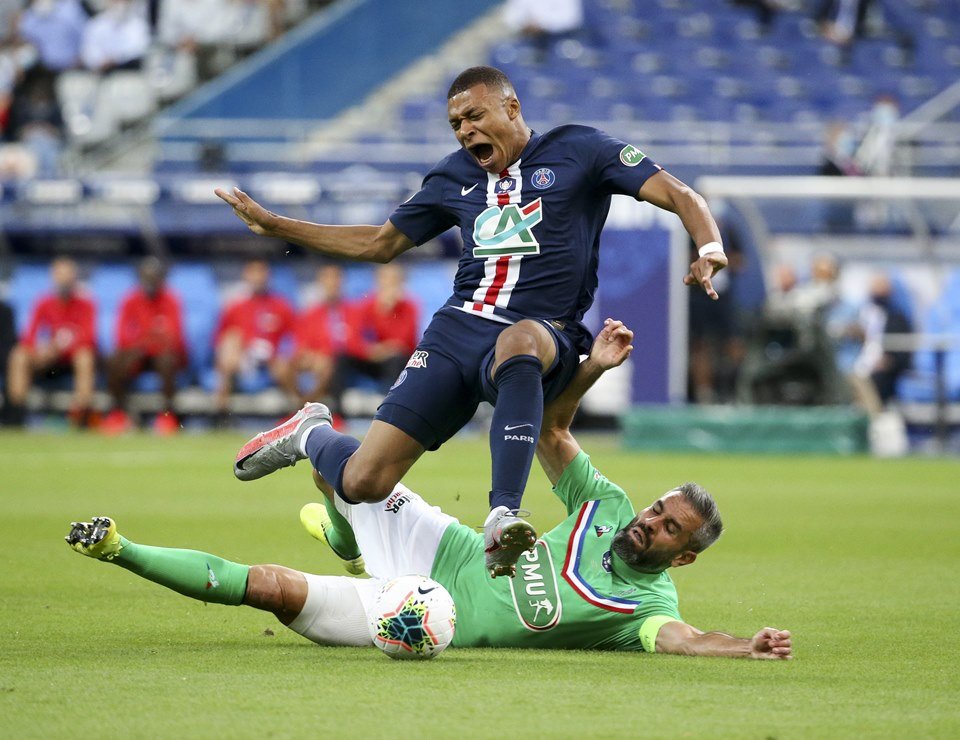 Mbappé lesão