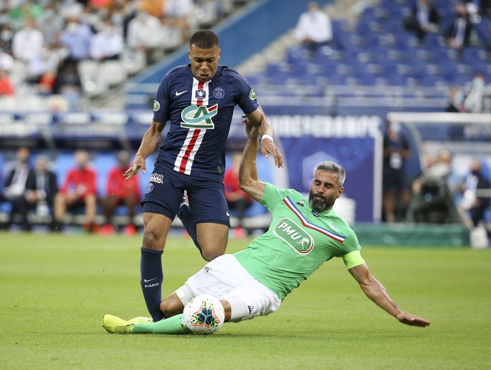 Mbappé lesão