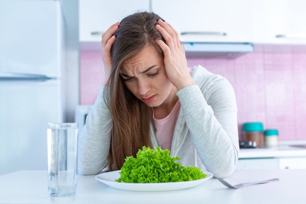 Por que deixar de comer não emagrece?