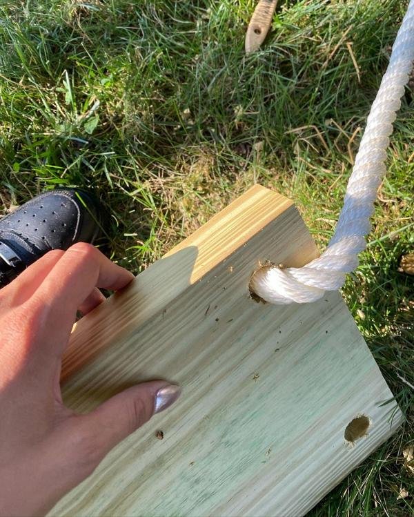 Bella Hadid cria balanço de madeira