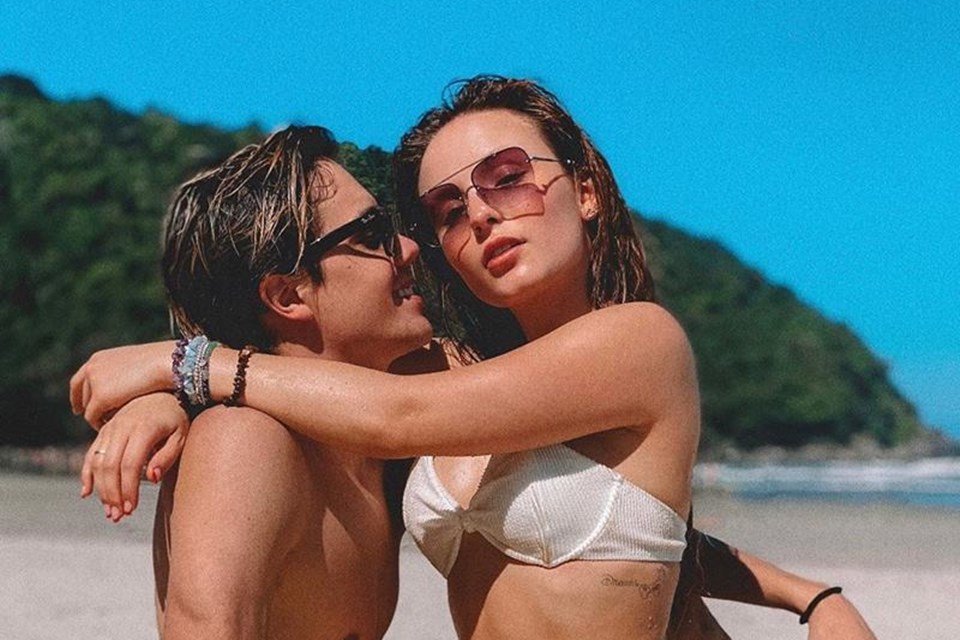 Larissa Manoela Mostra Corpão Com Biquíni Ousado E Dá Beijão No