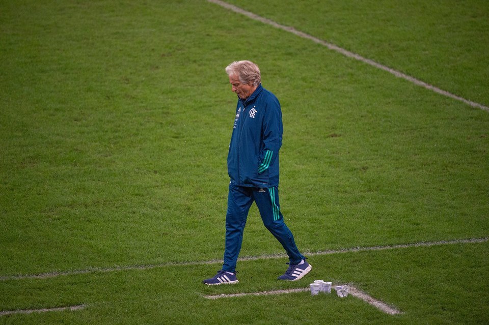 Jorge Jesus cabeça baixa