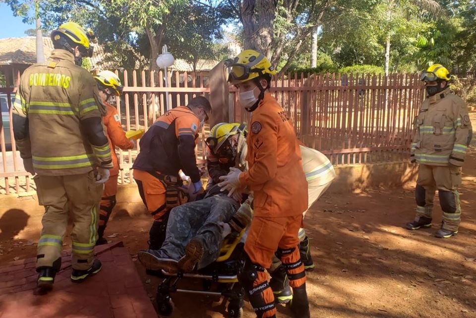 bombeiros socorrendo vítima