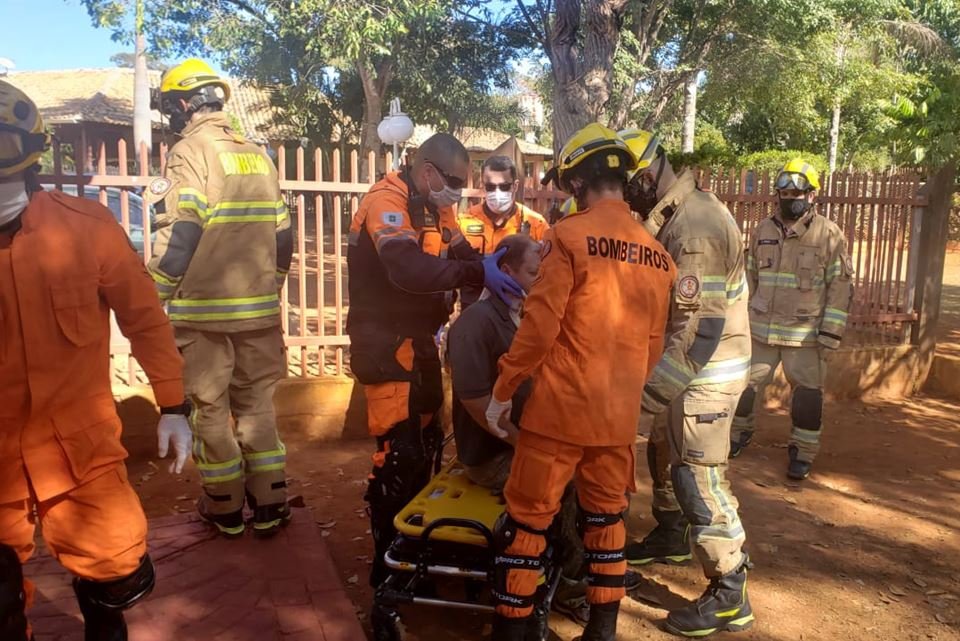bombeiros socorrendo vítima