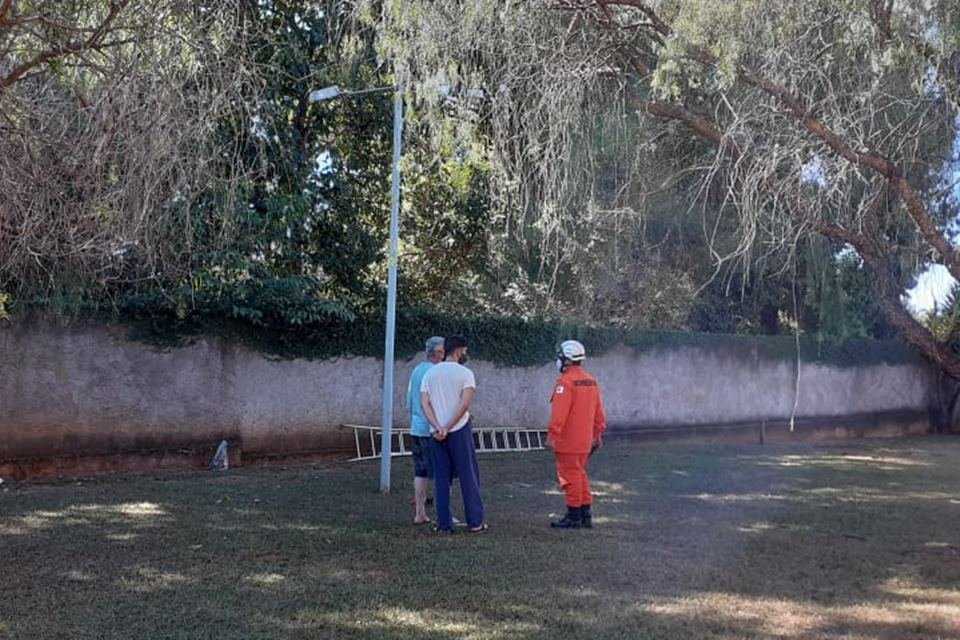 Trabalhador leva choque em poste e cai de altura de 5 metros no Park Way