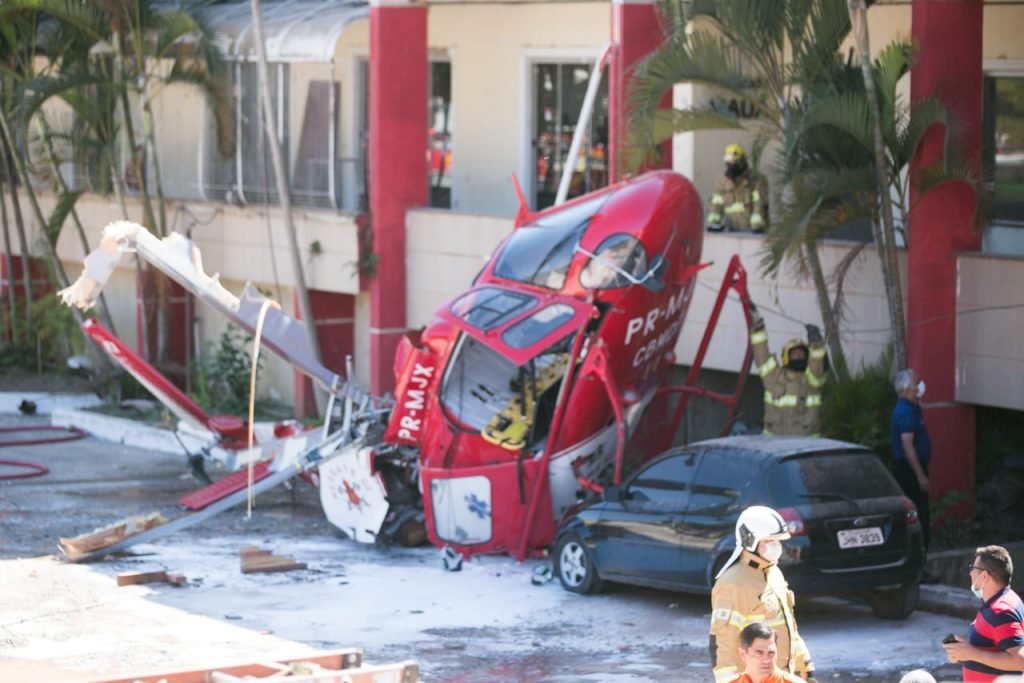 Queda de helicóptero dos bombeiros em Vicente Pires