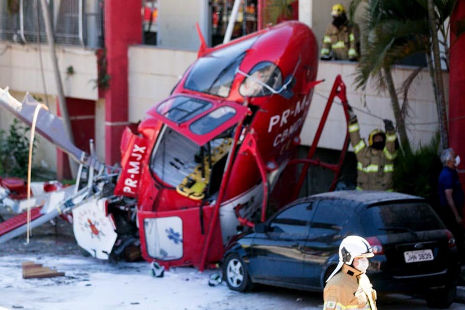 Helicóptero de resgate do Corpo de Bombeiros cai no DF