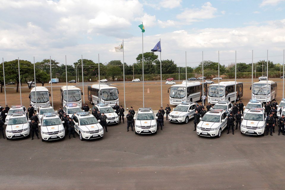 Entrega de carros e ônibus à PMDFda PMDF