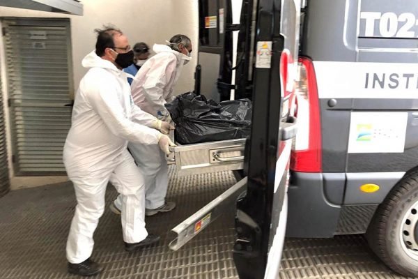 Corpos do casal são retirados de prédio, em Águas Claras
