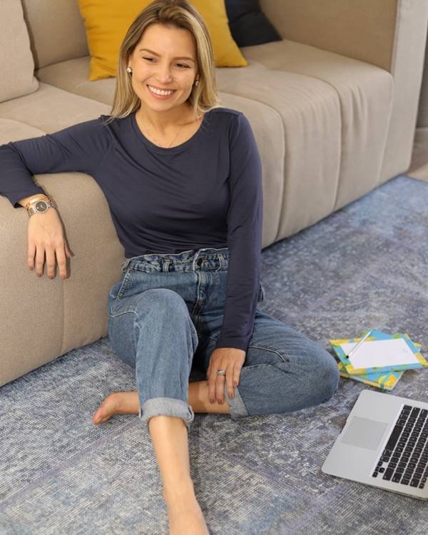 Samanta Piacini, fundadora da marca Lemon Basics, sentada no chão