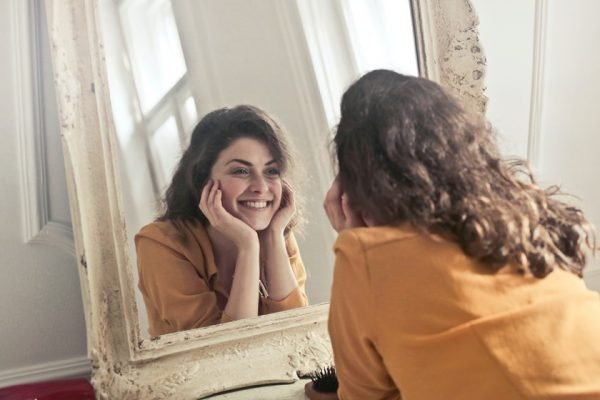 Toto coloria de mulher se olhando no espelho - Metrópoles