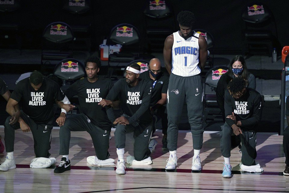 Jogador da NBA joga basquete na periferia de Diadema