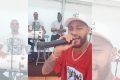 Neymar cantando