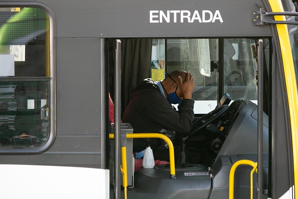 motorista com mãos na cabeça