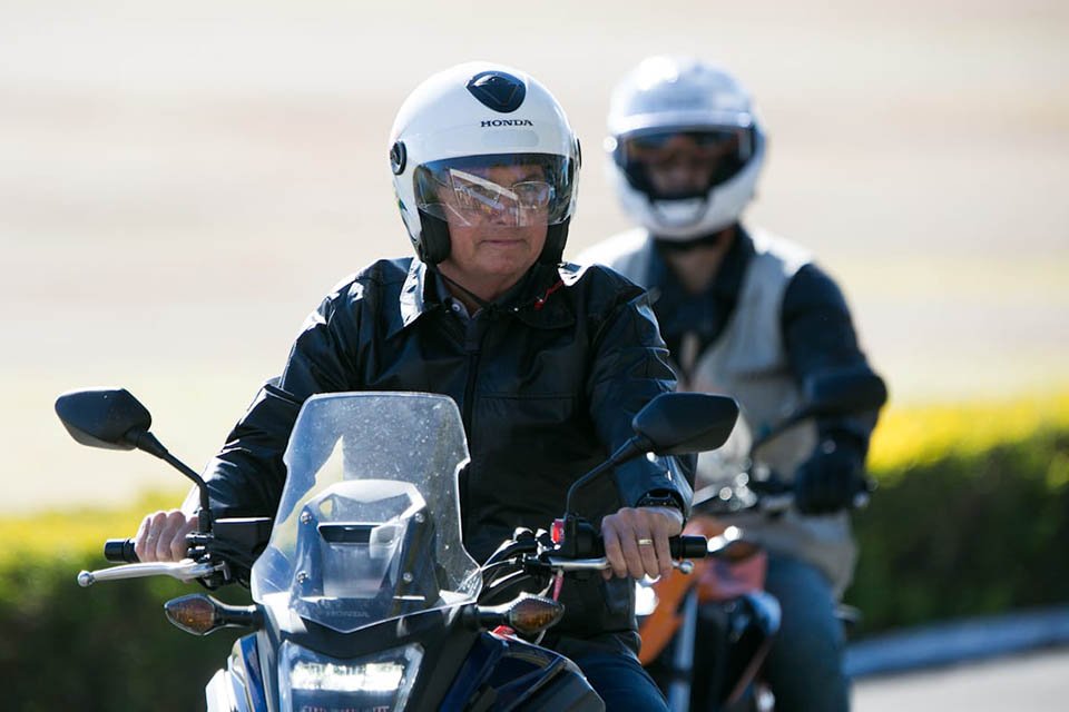 O presidente Jair bolsonaro (sem partido) aproveitou a manhã do domingo (02/07) para viajar à cidade de Paracatu, em Minas Gerais. Ele foi de moto até a base aérea, onde pegou um helicóptero e deixou Brasília