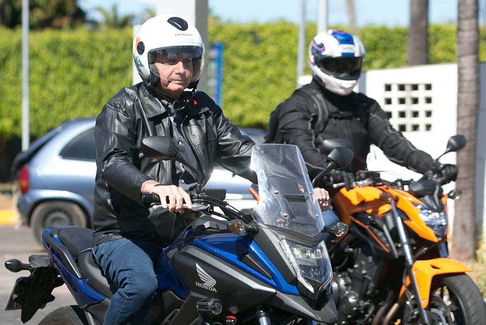 O presidente Jair bolsonaro (sem partido) aproveitou a manhã do domingo (02/07) para viajar à cidade de Paracatu, em Minas Gerais. Ele foi de moto até a base aérea, onde pegou um helicóptero e deixou Brasília