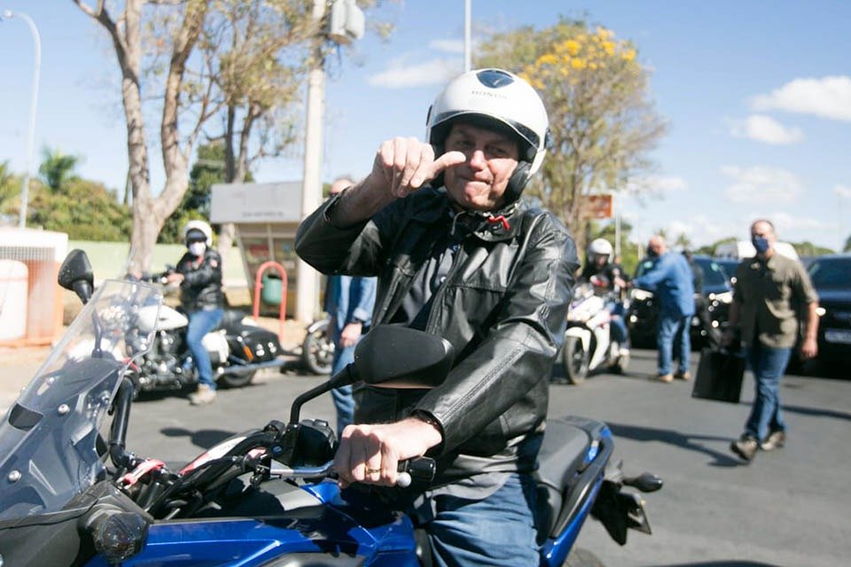 Motos poderão circular entre carros parados, aprova Congresso