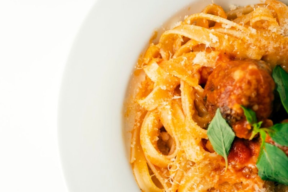 Fettuccine com almôndegas