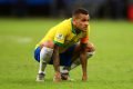 Dani Alves agachado